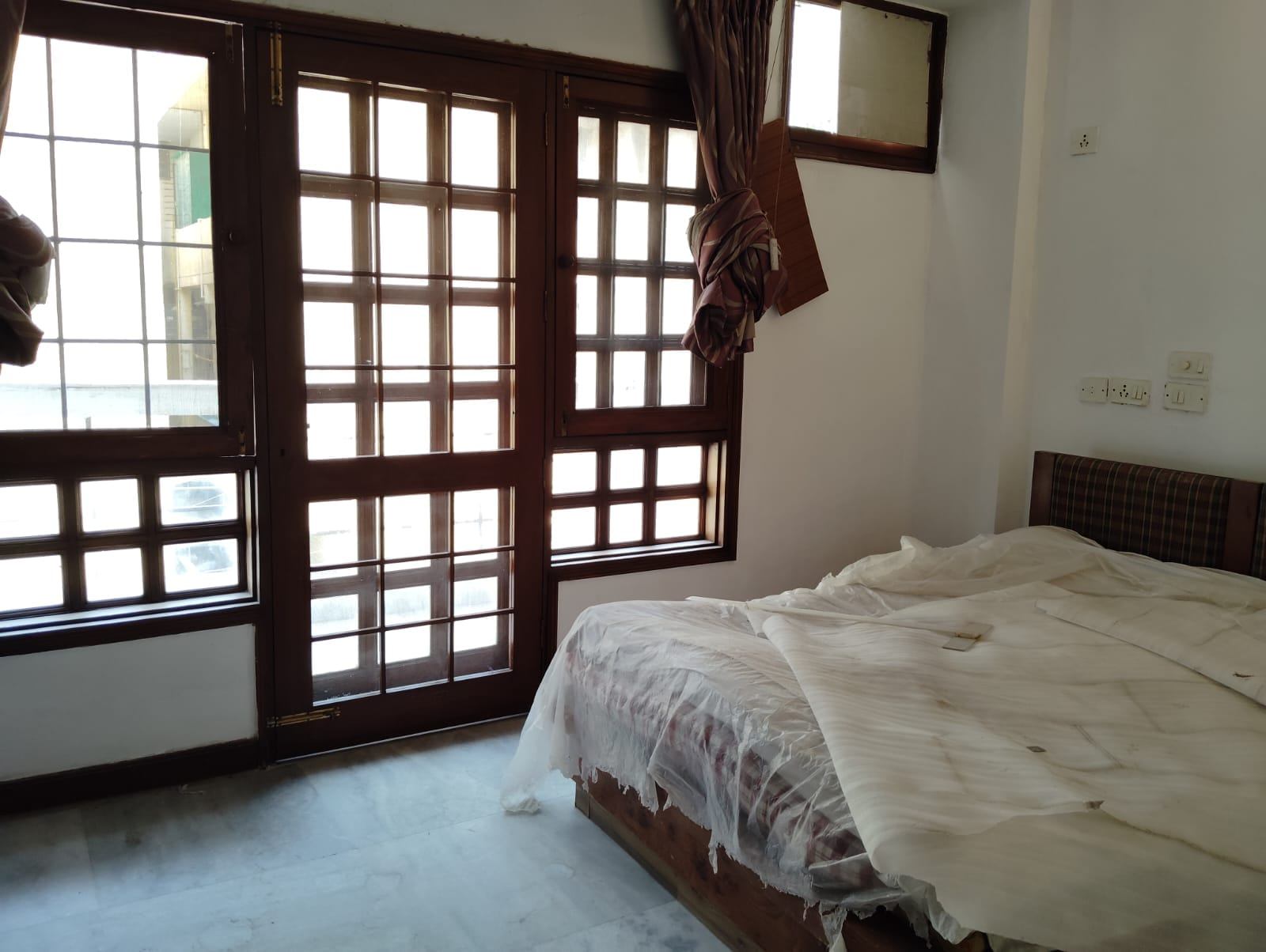 2 Bed/ 2 Bath Rent Apartment/ Flat, Semi Furnished for rent @CR park new delhi