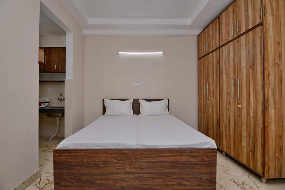 1 Bed/ 1 Bath Rent Apartment/ Flat, Furnished for rent @U block dlf phase 3 Gurugram