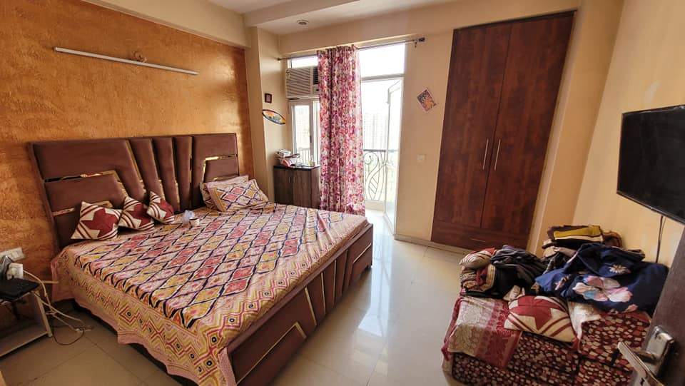 3 Bed/ 3 Bath Rent Apartment/ Flat; 1,735 sq. ft. carpet area, Semi Furnished for rent @Prateek Wisteria Sec 77, Noida